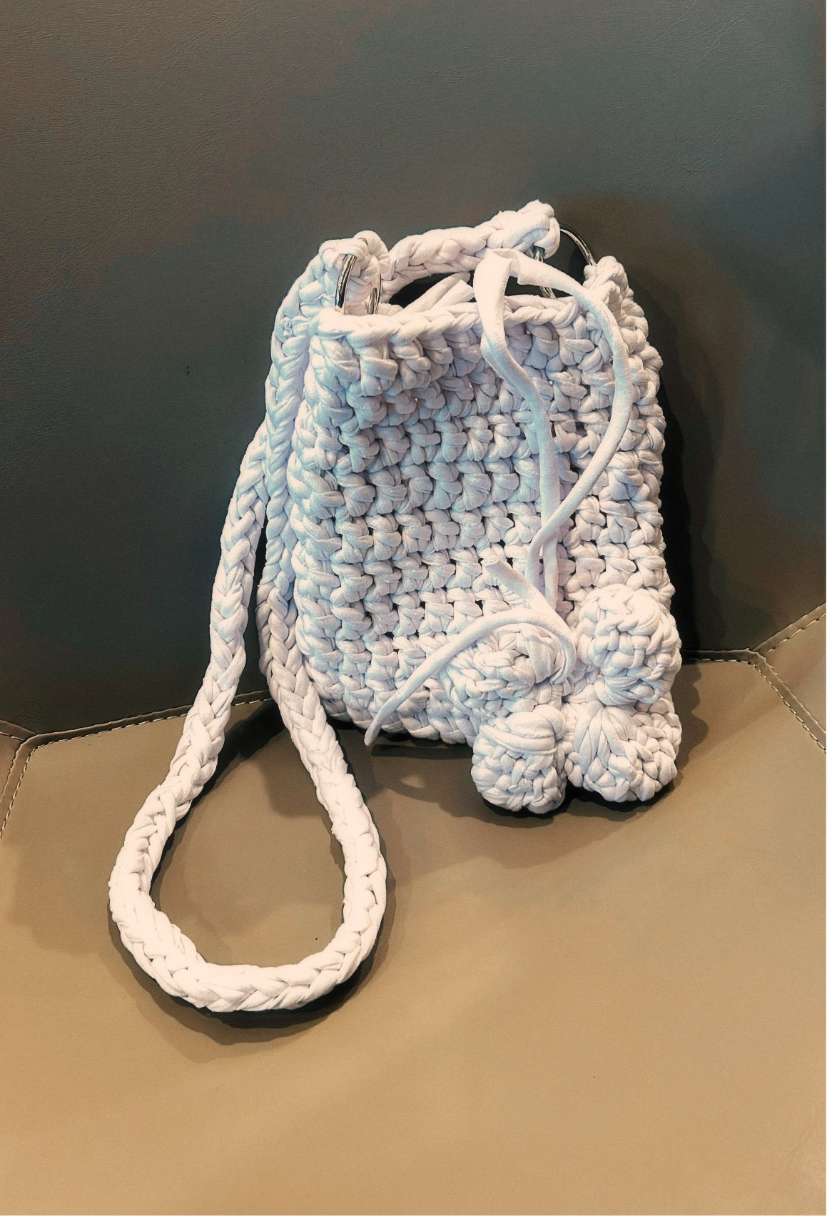 00. WHITE PUFF POUCH