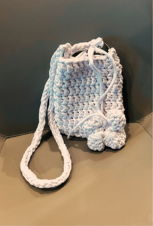 00. WHITE PUFF POUCH