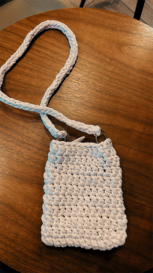 00. WHITE PUFF POUCH
